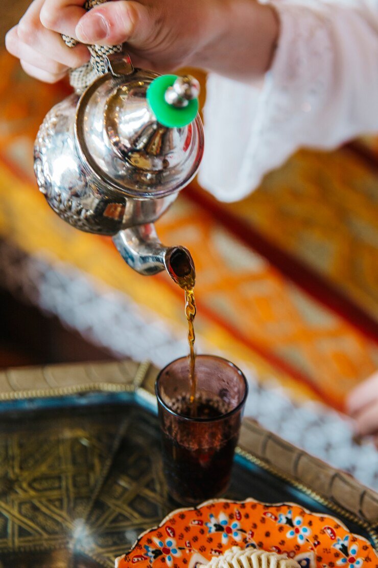 تقديم القهوة والشاي للضيوف