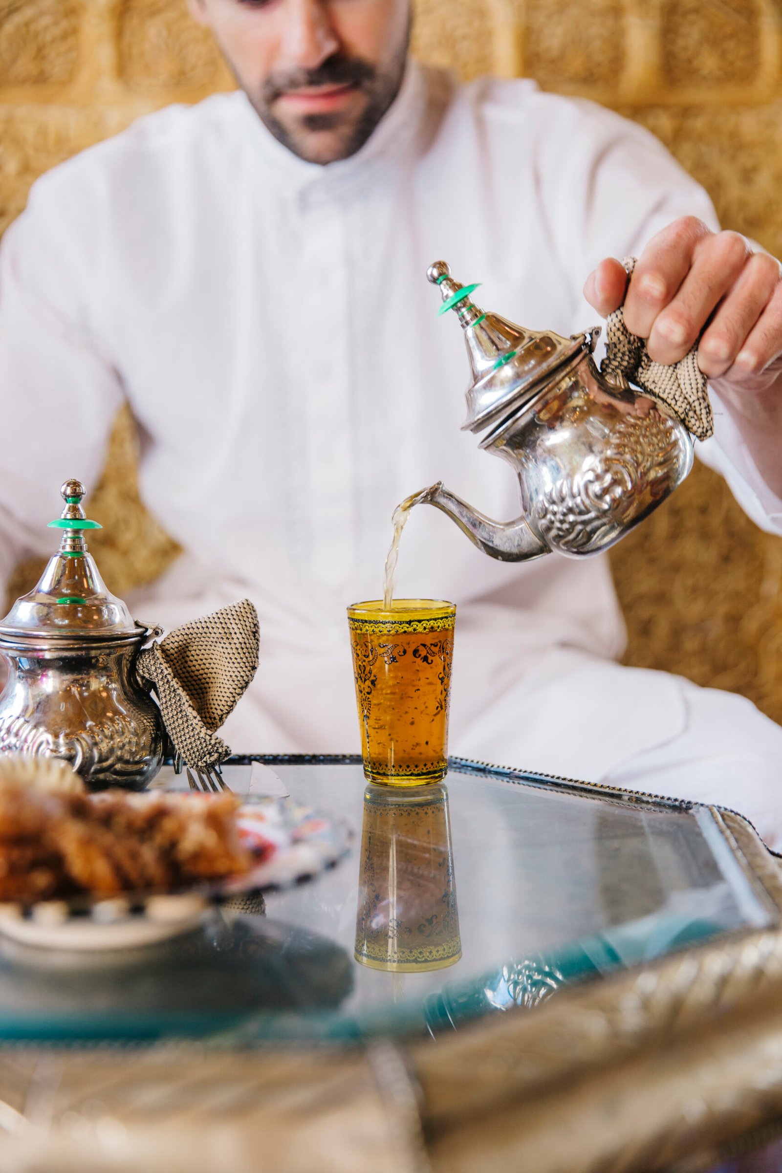 فريق ضيافة محترف بزي رسمي
