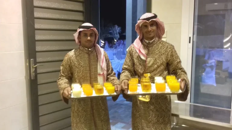 عبر الواتساب.